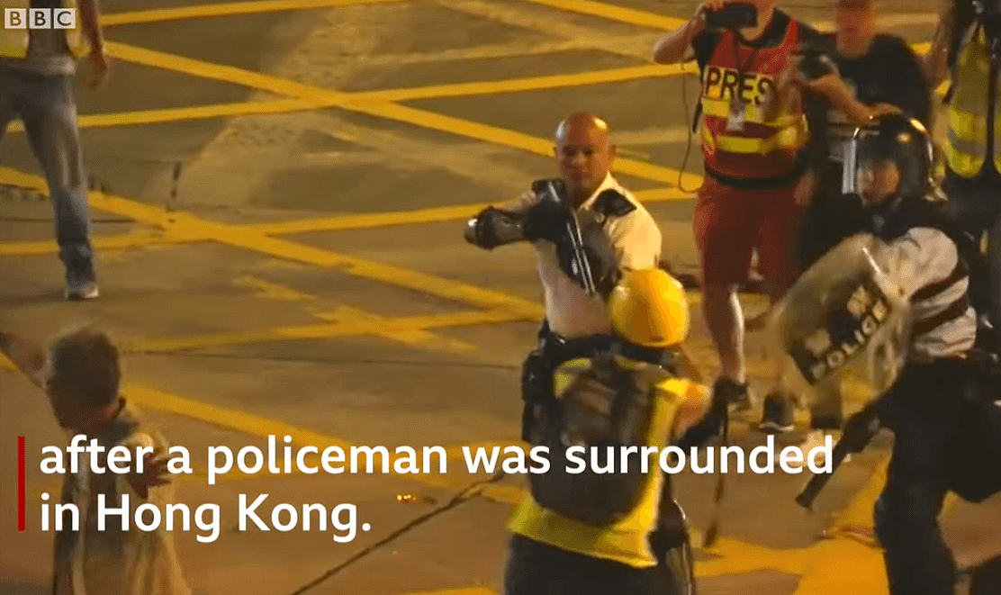 BBC发香港警察举枪视频“搞小动作”，评论翻车了（组图/视频） - 2