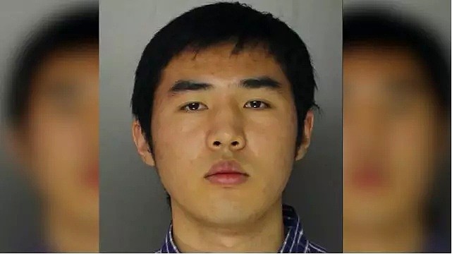 惨! 20岁中国小伙被一群美国警察逮捕 从家里拖进警车 只因他说了一句话...（组图） - 1