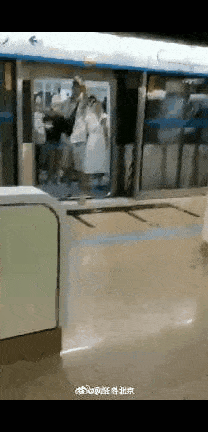 外籍男子北京地铁堵住车门等朋友上车 身后女子一脚将其踹出车厢