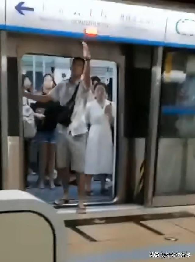 外籍男子北京地铁堵住车门等朋友上车 身后女子一脚将其踹出车厢