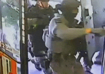 监控视频曝光：持枪歹徒闯入便利店，反被人质打倒夺枪（视频/组图） - 3