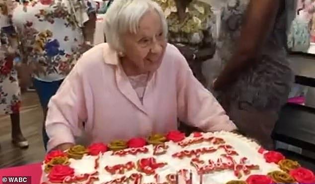 美国107岁老太分享长寿秘诀：蔬菜水果加跳舞，更重要是永不结婚