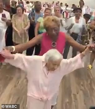 美国107岁老太分享长寿秘诀：蔬菜水果加跳舞，更重要是永不结婚