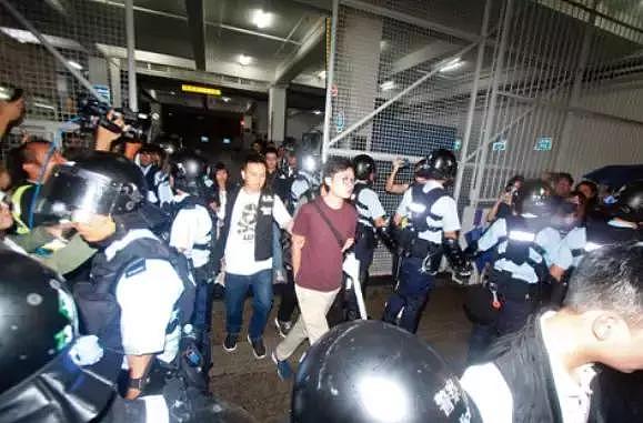 香港警方捣毁暴力分子武器库，“港独”头目陈浩天被捕