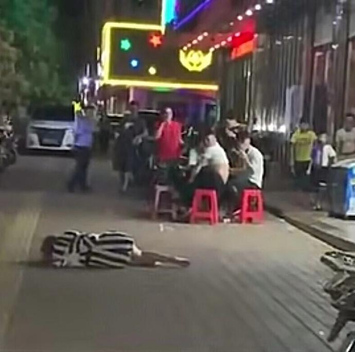 广东湛江徐闻县一名女子被一男子当街暴打后，倒地不起。 现场视频截图