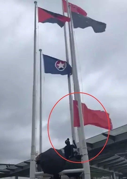 突发：旺角游行暴徒再辱国！拆下国旗扔入海中！（视频/组图） - 1