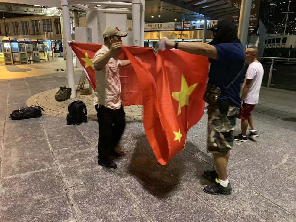 看哭！被香港暴徒丢海的国旗，被爱国者重新升起！（视频/组图） - 2