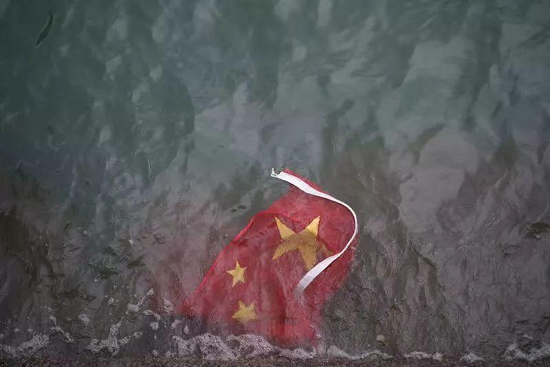 看哭！被香港暴徒丢海的国旗，被爱国者重新升起！（视频/组图） - 6