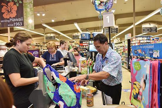资料图：在美国夏威夷檀香山，人们在超市购物。（新华社）