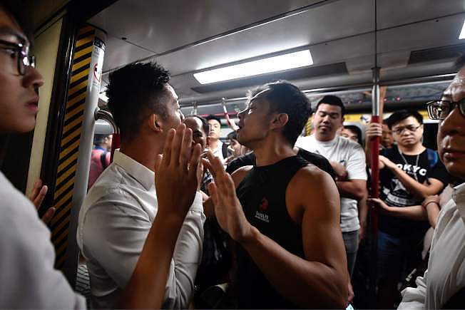 反送中示威者5日发动香港全市大罢工。 一名示威者5日一早在地铁上试图阻止地铁开动，与其他乘客争执。 (Getty Images)