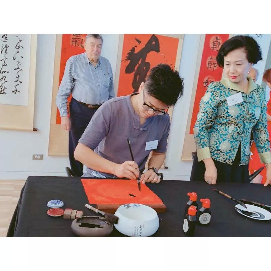 只因太爱中国书法，2个90后悉尼华人小伙在Chatswood，开了首家书画装裱工作室！吸引了一大群热衷文化的年轻人…… - 29