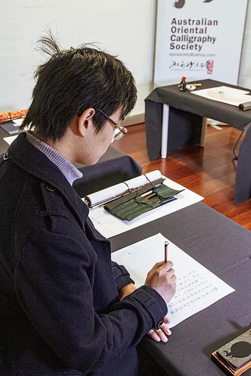只因太爱中国书法，2个90后悉尼华人小伙在Chatswood，开了首家书画装裱工作室！吸引了一大群热衷文化的年轻人…… - 32