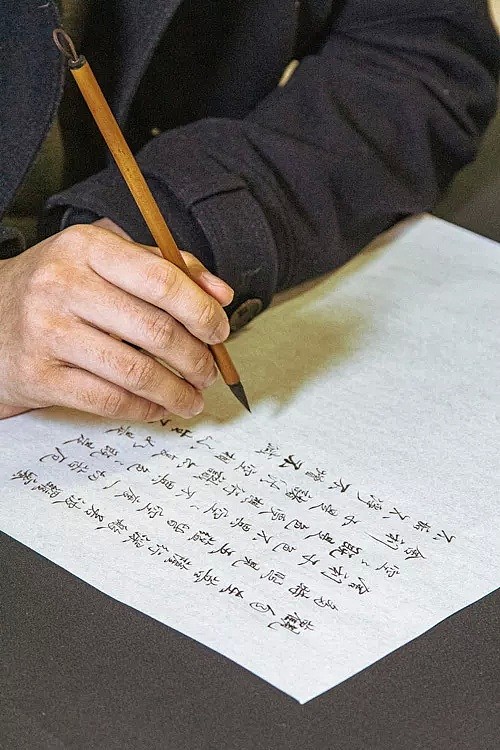 只因太爱中国书法，2个90后悉尼华人小伙在Chatswood，开了首家书画装裱工作室！吸引了一大群热衷文化的年轻人…… - 34
