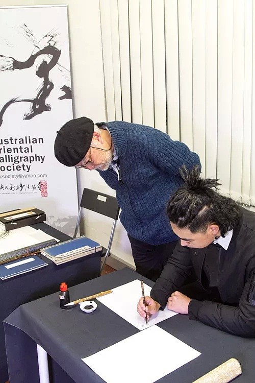 只因太爱中国书法，2个90后悉尼华人小伙在Chatswood，开了首家书画装裱工作室！吸引了一大群热衷文化的年轻人…… - 35