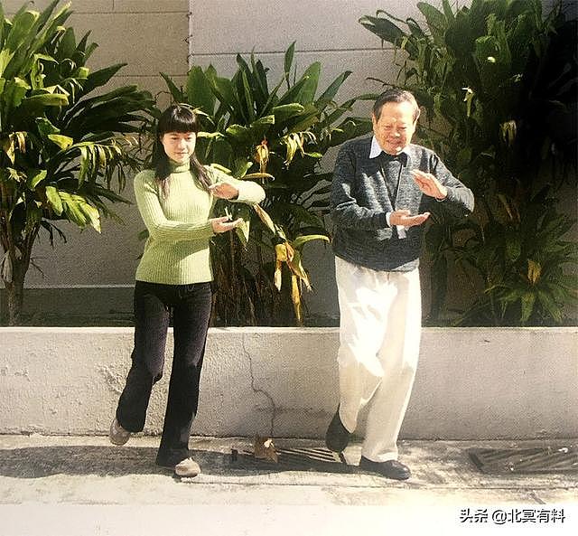 偶遇96岁杨振宁陪妻子同游清华，翁帆细心搀扶丈夫露出甜笑