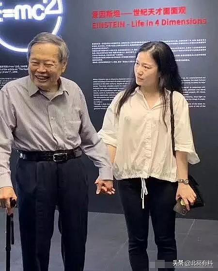 偶遇96岁杨振宁陪妻子同游清华，翁帆细心搀扶丈夫露出甜笑