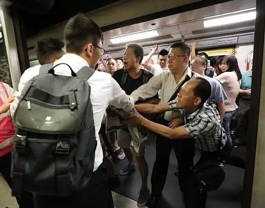 香港混乱48小时：暴徒殴市民、阻地铁、吓孕妇、炸警察（组图） - 2