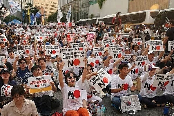 日本韩国快打起来了…游行抗议、自焚、互相拉黑…世界更不太平了（组图） - 7