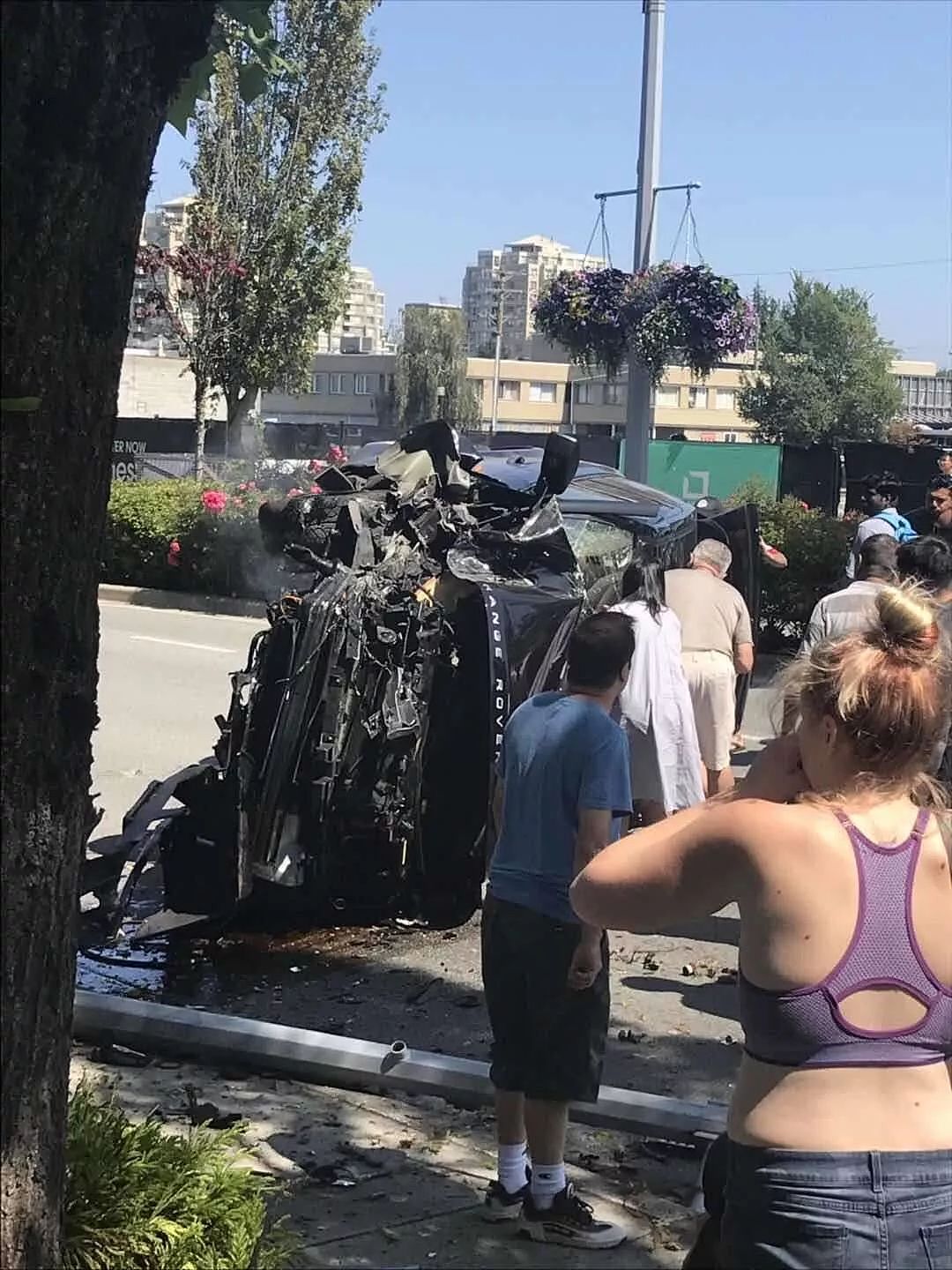 惨烈！列治文中心一辆路虎撞成渣 疑一家三口被抬上救护车 大量警车封路！（组图） - 1