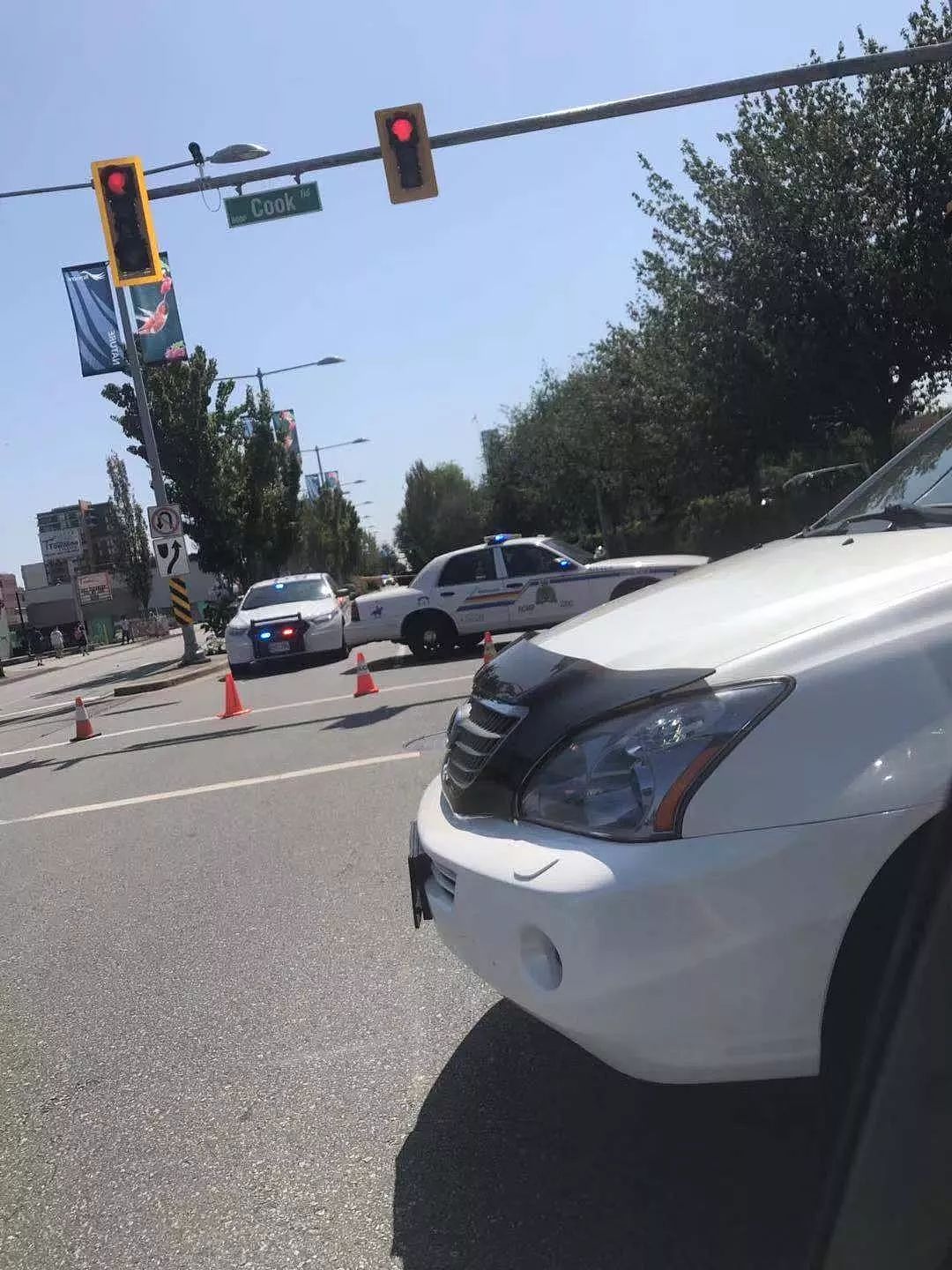 惨烈！列治文中心一辆路虎撞成渣 疑一家三口被抬上救护车 大量警车封路！（组图） - 11