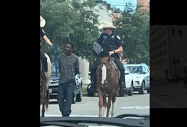 美国白人警察骑马用绳子拉黑人嫌犯，如奴隶，被指种族主义后道歉