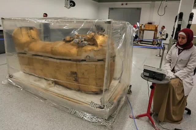 埃及法老金色石棺首次出墓引“诅咒”恐慌：曾有多名考古人员接连死亡