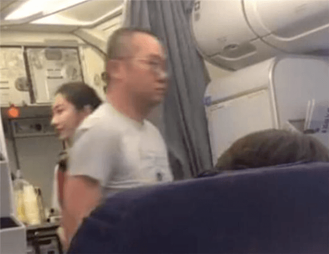 知名主持人涂磊承认坐飞机脚蹬机舱并道歉：我有静脉曲张（视频/组图） - 2