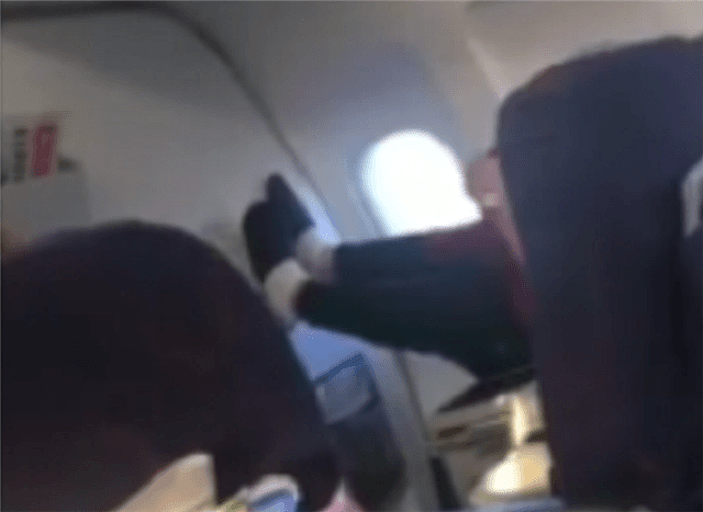 知名主持人涂磊承认坐飞机脚蹬机舱并道歉：我有静脉曲张（视频/组图） - 3