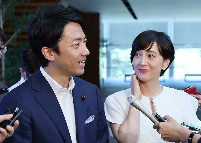 日本前首相儿子突然宣布与最美女主播结婚，连安倍都被震惊了（组图） - 2