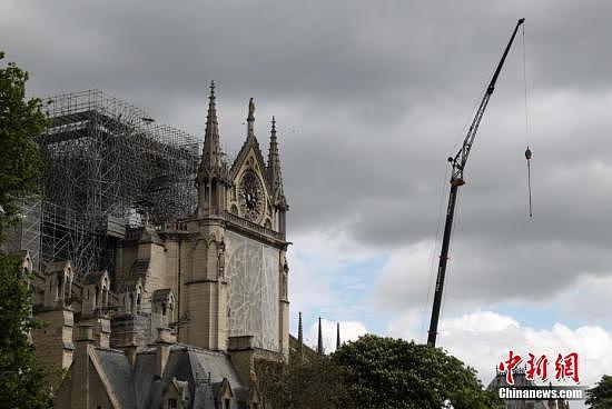 　当地时间2019年4月27日，维护人员为在大火中严重损毁的巴黎圣母院顶部加装防雨设施，并为圣母院外部一些比较脆弱的结构加装防护网等设施。中新社记者 李洋 摄