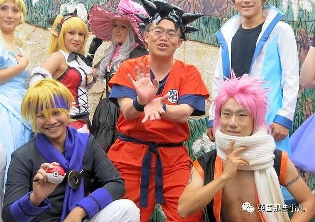 日本政界大叔沉迷cosplay…蜜汁画风让主播笑出了直播事故