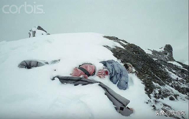 珠峰“睡美人”冰封9年，数百人路过无视，只有一人做了件傻事