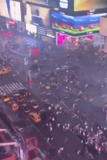 枪击案后，民众纷纷报警，时代广场千人奔逃，24人被踩踏！结果却是...（组图） - 4
