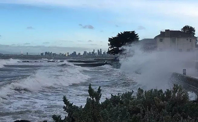 悉尼64架航班取消！120km/小时狂风暴虐全城，屋顶吹塌！全澳多地暴雪、停电！“妖风快把我的头吹掉了！” - 40