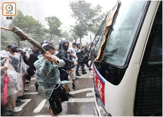 美国警察被泼水都立捕不忍，却要港警被打还忍气吞声！（组图） - 10