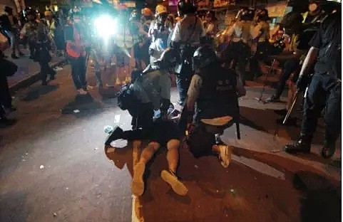 遭暴徒殴打致骨折 香港市民忍痛狂奔1公里追凶（图） - 1