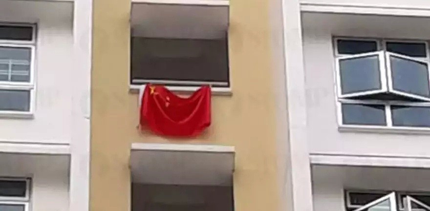 新加坡组屋楼外挂起中国国旗遭网友集体炮轰！这个锅我们不背（组图） - 3