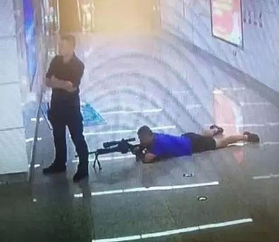 18岁男子在地铁内持刀劫持一女子，被当场击毙！两人素不相识（视频/组图） - 4