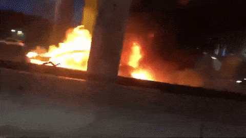 骇人！自动驾驶特斯拉撞上抛锚拖车，爆炸后剧烈燃烧