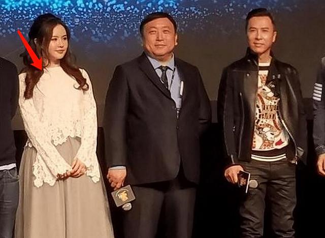 王晶疑带俏丽“晶女郎”回住所，90后演员出演14部电影与王晶相关