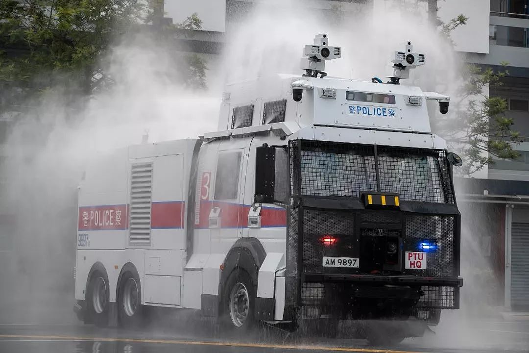 香港警方“水炮车”终于亮相！反对派现场捣乱遭何君尧怒斥（视频/图） - 1