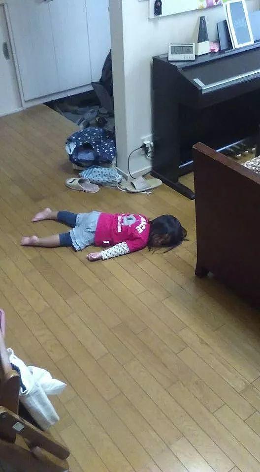 日本妈妈育儿崩溃的瞬间，放小孩自己玩房间秒变凶案现场