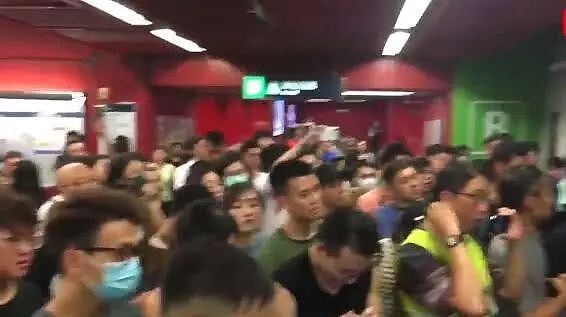 香港非法示威者霸占地铁，却嫌热大喊：开冷气！（视频/组图） - 1