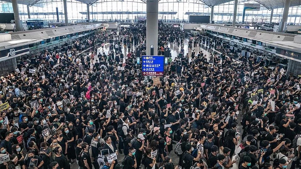 香港机场瘫痪两天，现场出现美国国旗（视频/组图） - 2