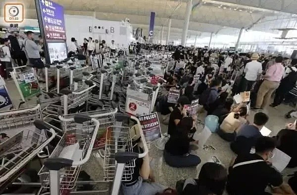 香港机场瘫痪两天，现场出现美国国旗（视频/组图） - 3