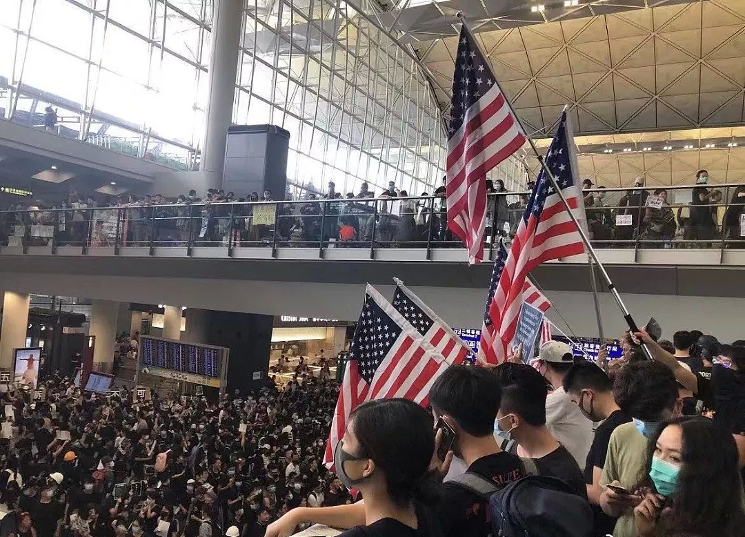 香港机场瘫痪两天，现场出现美国国旗（视频/组图） - 9