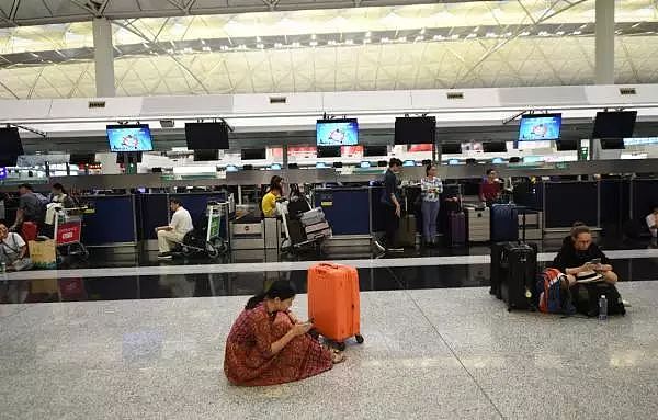 香港警方凌晨声明：谴责机场暴行，拘捕5人（图） - 1