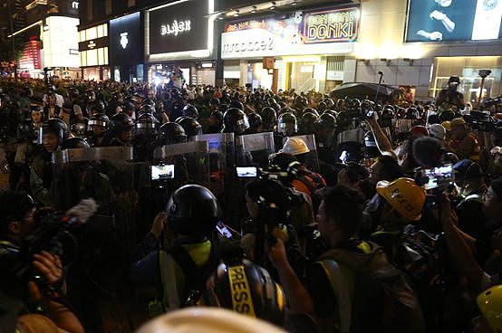 港媒揭秘：帮助暴徒的“香港记者”，证件就是这么来的（视频/组图） - 12