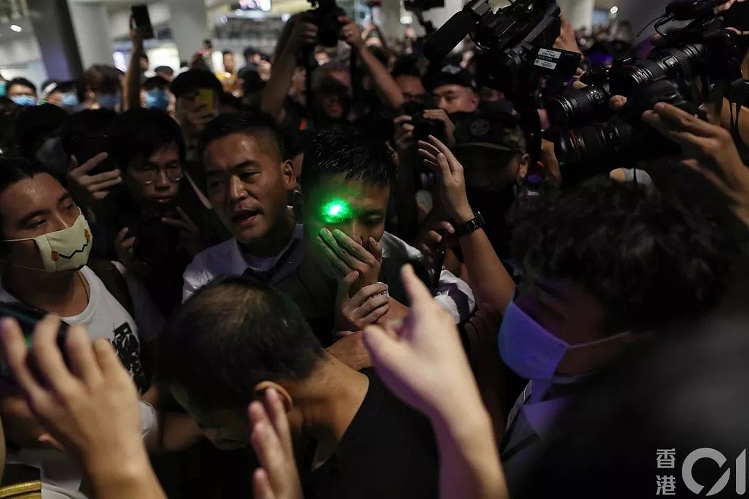 “我支持香港警察，你们可以打我了” 昨夜，香港之耻！（组图/视频） - 1