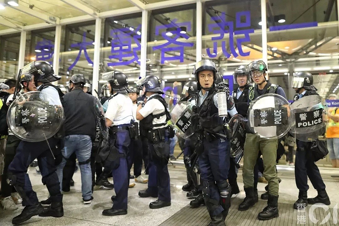 “我支持香港警察，你们可以打我了” 昨夜，香港之耻！（组图/视频） - 8